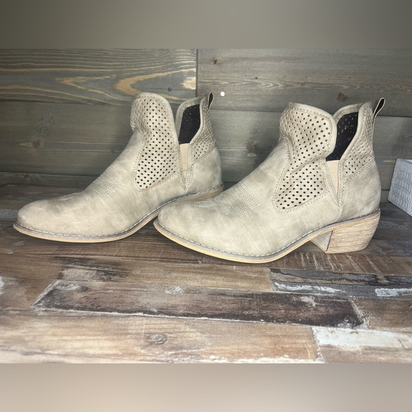 Women’s light tan Altar’d State booties - Picture 1 of 7